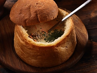 Сливочно-грибной суп в хлебе